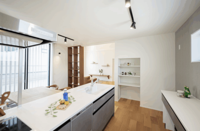 平屋の暮らしやすさを備えたライフステージにフィットする2階建て - タカスギ - キッチン