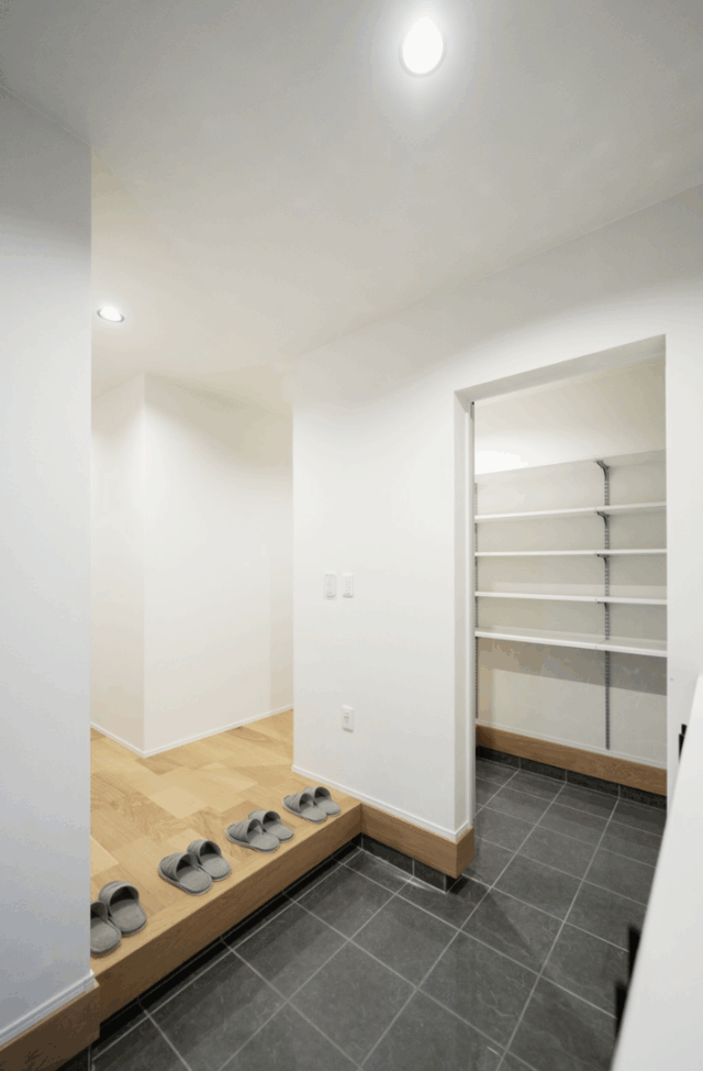 平屋の暮らしやすさを備えたライフステージにフィットする2階建て - タカスギ - 玄関