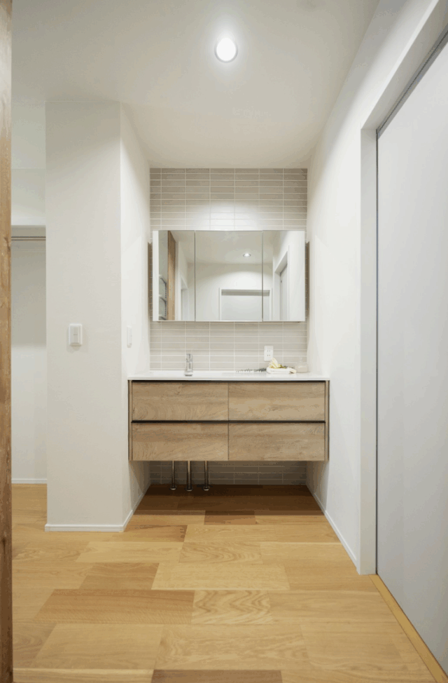 平屋の暮らしやすさを備えたライフステージにフィットする2階建て - タカスギ - 洗面