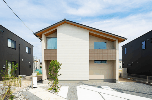 素材感と色合いの調和が美しいシャープな和モダン住宅 - タカスギ - 外観