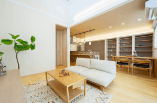 素材感と色合いの調和が美しいシャープな和モダン住宅 - タカスギ - リビング