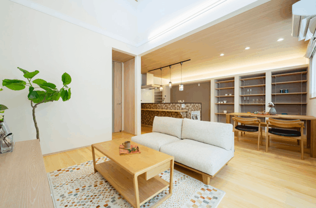 素材感と色合いの調和が美しいシャープな和モダン住宅 - タカスギ - リビング