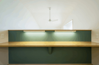 素材感と色合いの調和が美しいシャープな和モダン住宅 - タカスギ - 2階カウンター