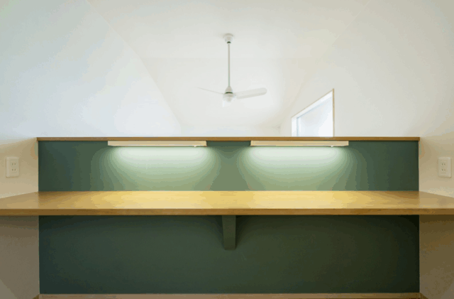 素材感と色合いの調和が美しいシャープな和モダン住宅 - タカスギ - 2階カウンター