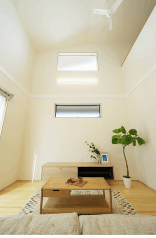 素材感と色合いの調和が美しいシャープな和モダン住宅 - タカスギ - 吹き抜け