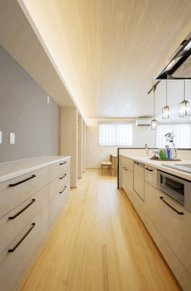 素材感と色合いの調和が美しいシャープな和モダン住宅 - タカスギ - キッチン