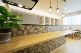 素材感と色合いの調和が美しいシャープな和モダン住宅 - タカスギ - キッチンカウンター