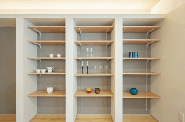 素材感と色合いの調和が美しいシャープな和モダン住宅 - タカスギ - 収納