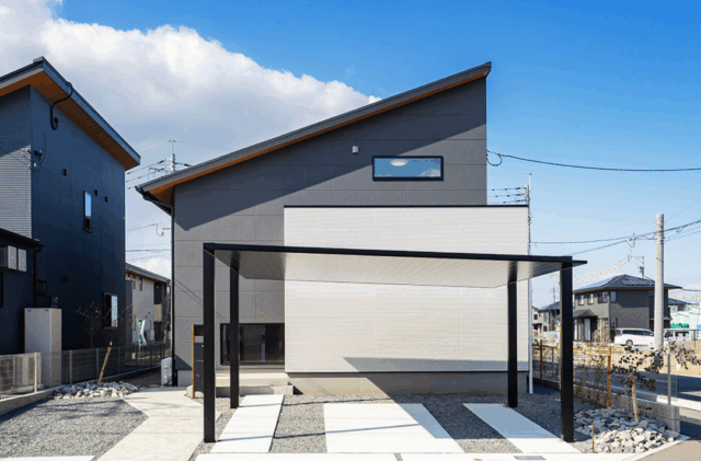 白×木が映える大きな片流れ屋根の上質な2階建て - タカスギ - 外観