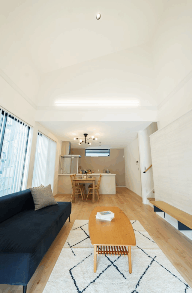 白×木が映える大きな片流れ屋根の上質な2階建て - タカスギ - LDK