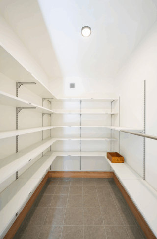 白×木が映える大きな片流れ屋根の上質な2階建て - タカスギ - 収納