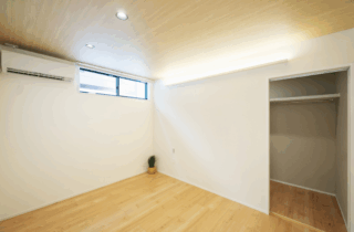 白×木が映える大きな片流れ屋根の上質な2階建て - タカスギ - 洋室