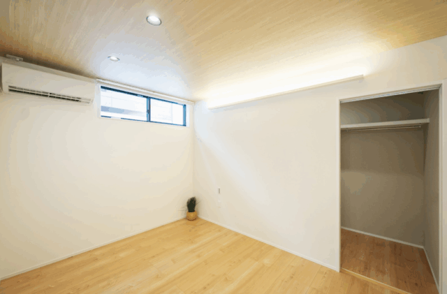 白×木が映える大きな片流れ屋根の上質な2階建て - タカスギ - 洋室