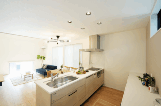 白×木が映える大きな片流れ屋根の上質な2階建て - タカスギ - キッチン