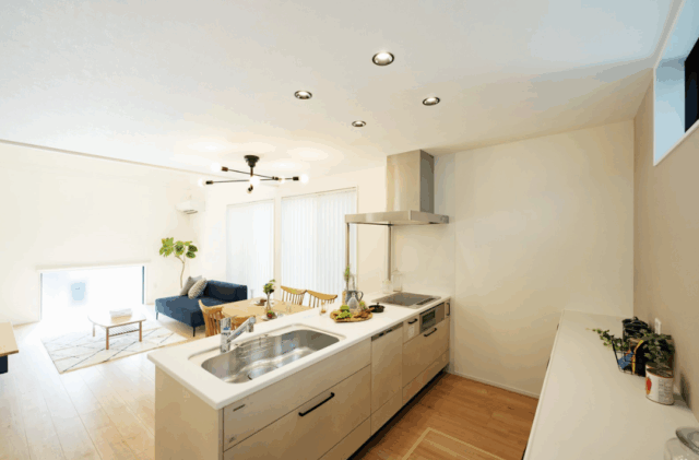 白×木が映える大きな片流れ屋根の上質な2階建て - タカスギ - キッチン