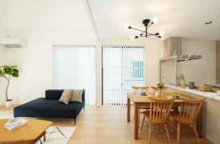 白×木が映える大きな片流れ屋根の上質な2階建て - タカスギ - LDK