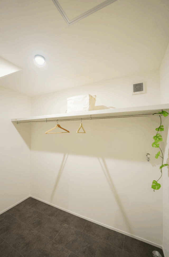 白×木が映える大きな片流れ屋根の上質な2階建て - タカスギ - WIC