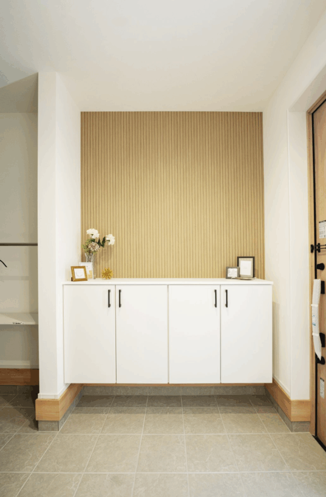 白×木が映える大きな片流れ屋根の上質な2階建て - タカスギ - 玄関