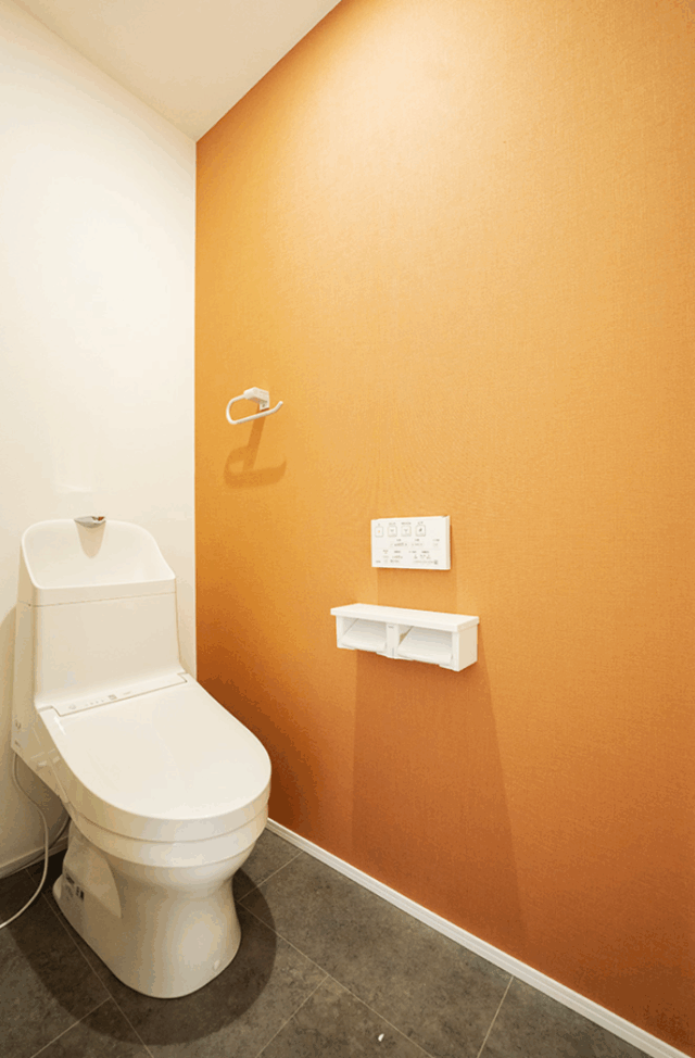 白×木が映える大きな片流れ屋根の上質な2階建て - タカスギ - トイレ