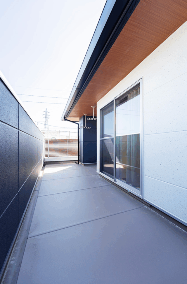 モダンデザインとフレキシブルな動線設計の2階建て - タカスギ - バルコニー