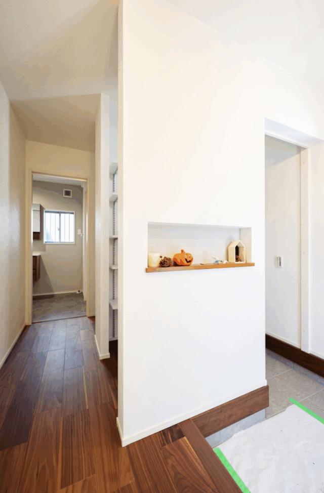 モダンデザインとフレキシブルな動線設計の2階建て - タカスギ - ニッチ・収納