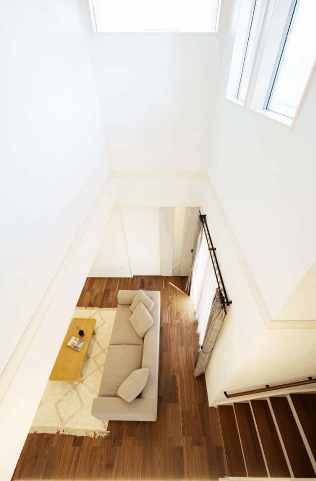 モダンデザインとフレキシブルな動線設計の2階建て - タカスギ - 吹き抜け