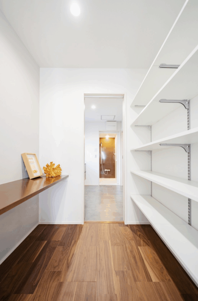 モダンデザインとフレキシブルな動線設計の2階建て - タカスギ - 収納