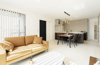 LDKを中心にコンパクト動線を叶えた23坪の平屋 - タカスギ - リビング