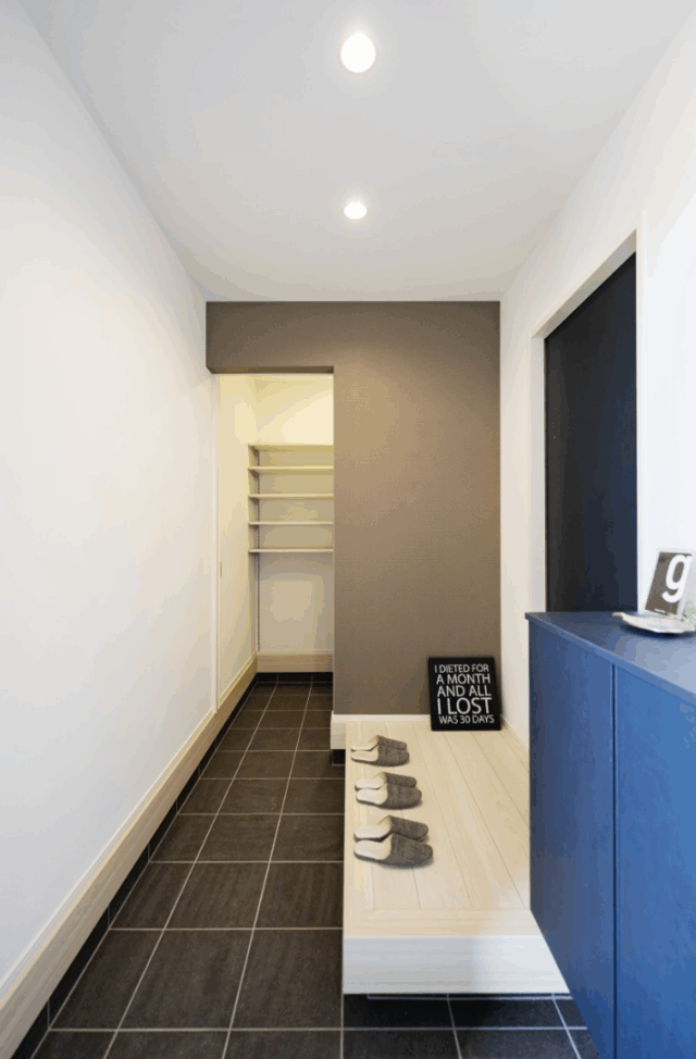 LDKを中心にコンパクト動線を叶えた23坪の平屋 - タカスギ - 玄関