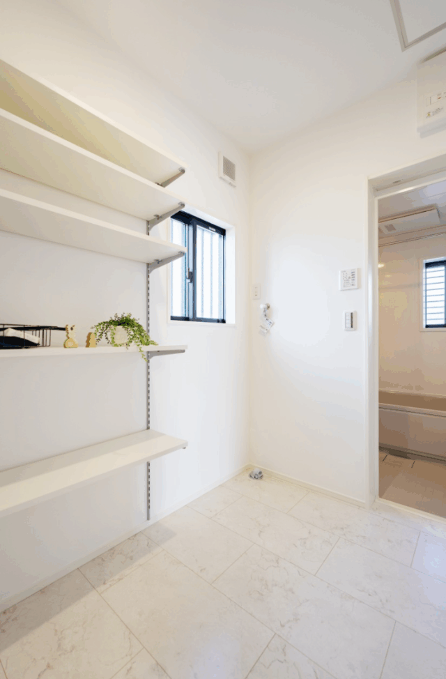 LDKを中心にコンパクト動線を叶えた23坪の平屋 - タカスギ - 脱衣・浴室