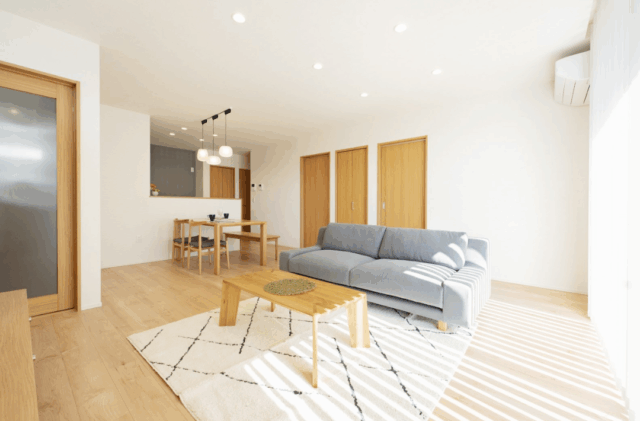 家事ラク設計でゆとりを感じるコンパクトな26坪平屋 - タカスギ - リビング