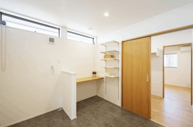 家事ラク設計でゆとりを感じるコンパクトな26坪平屋 - タカスギ - ランドリールーム