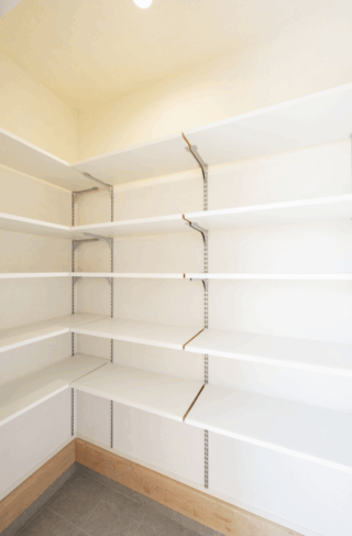 家事ラク設計でゆとりを感じるコンパクトな26坪平屋 - タカスギ - シューズクローク