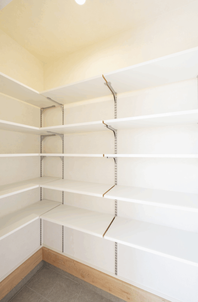 家事ラク設計でゆとりを感じるコンパクトな26坪平屋 - タカスギ - シューズクローク