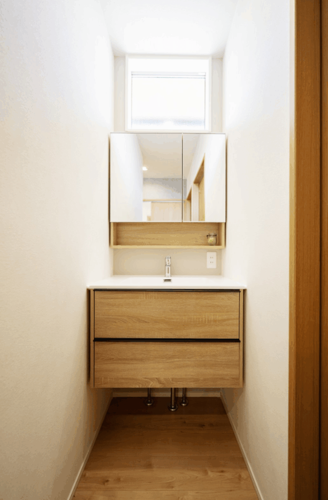 家事ラク設計でゆとりを感じるコンパクトな26坪平屋 - タカスギ - 洗面スペース