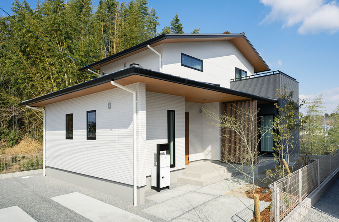 陰影が映える立体的な外観の全室に光が届く2階建て - タカスギ - 外観