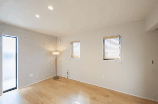 陰影が映える立体的な外観の全室に光が届く2階建て - タカスギ - 寝室