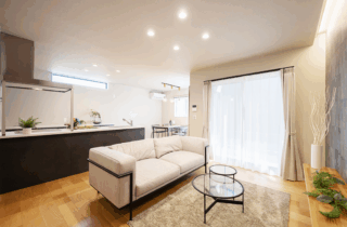 陰影が映える立体的な外観の全室に光が届く2階建て - タカスギ - リビング