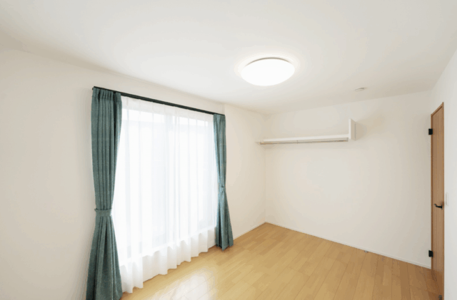 陰影が映える立体的な外観の全室に光が届く2階建て - タカスギ - 洋室