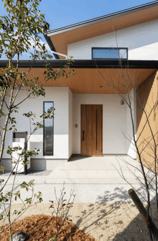 陰影が映える立体的な外観の全室に光が届く2階建て - タカスギ - 玄関