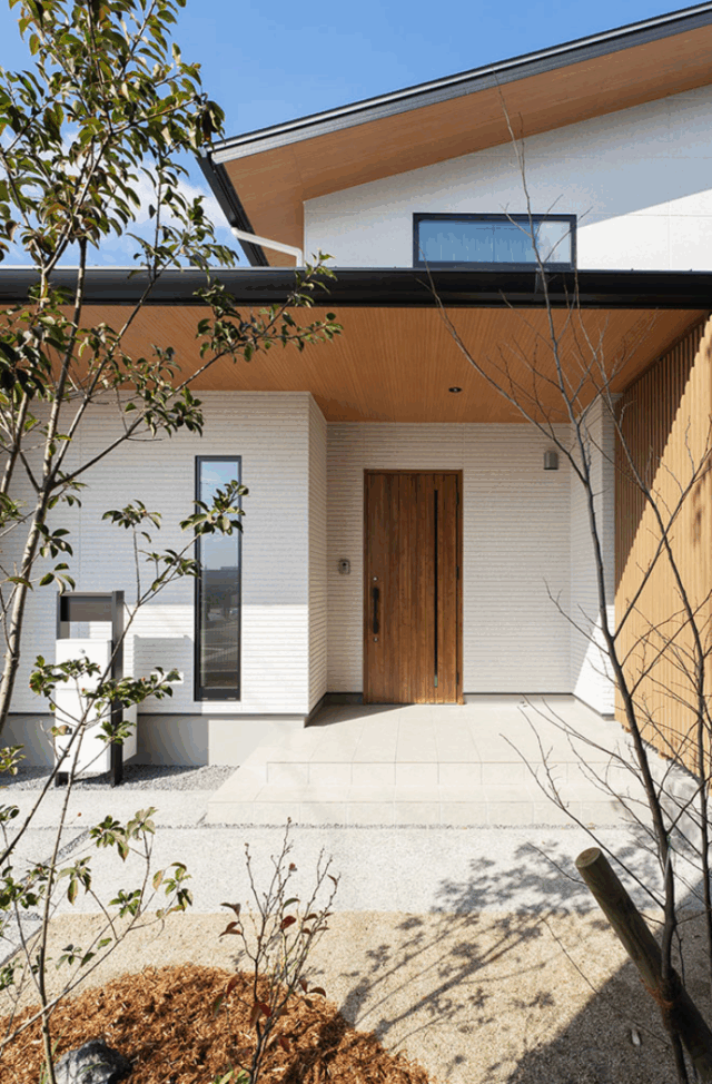 陰影が映える立体的な外観の全室に光が届く2階建て - タカスギ - 玄関