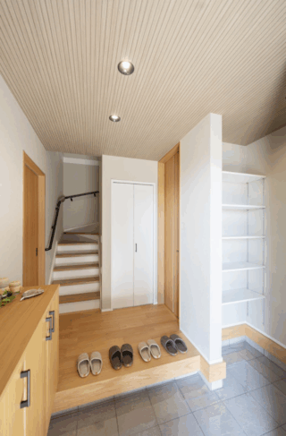 陰影が映える立体的な外観の全室に光が届く2階建て - タカスギ - 玄関・階段