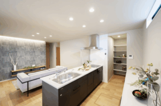 陰影が映える立体的な外観の全室に光が届く2階建て - タカスギ - キッチン