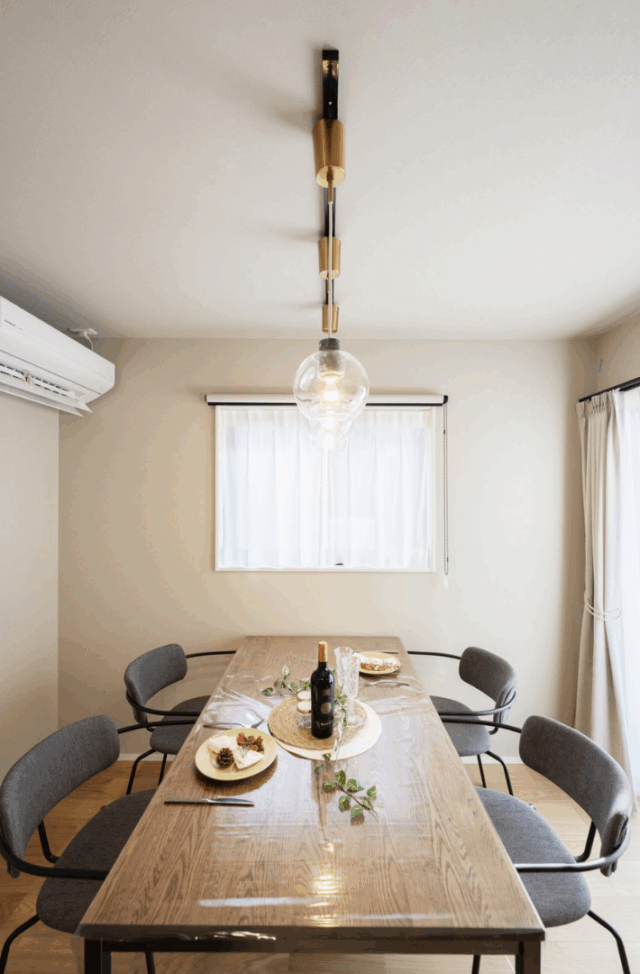 陰影が映える立体的な外観の全室に光が届く2階建て - タカスギ - ダイニング