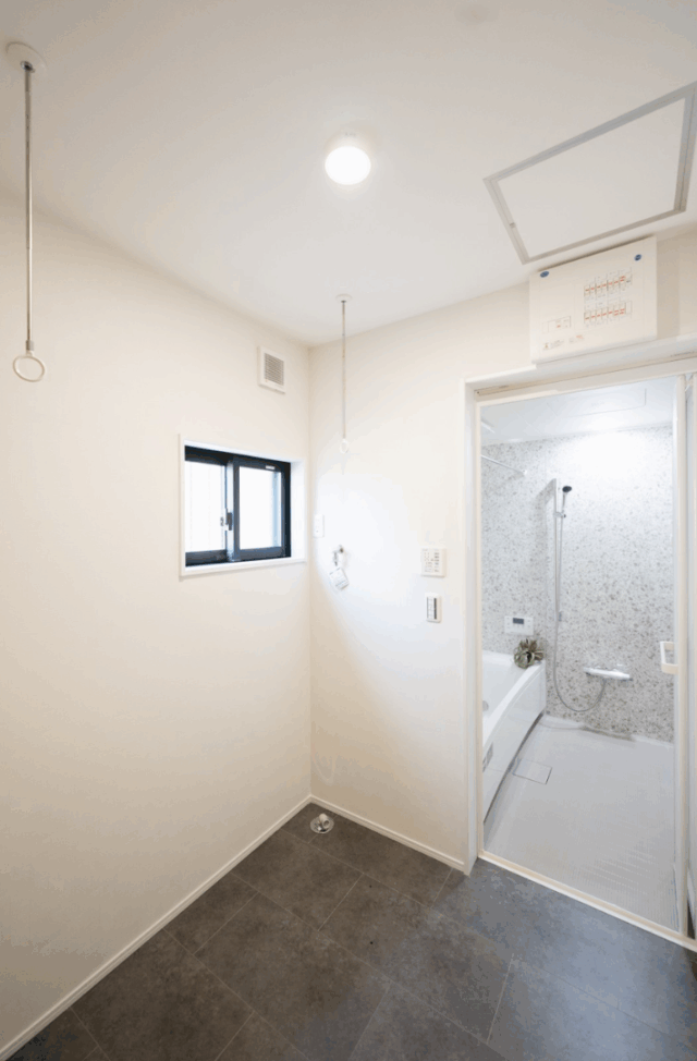 陰影が映える立体的な外観の全室に光が届く2階建て - タカスギ - 浴室・脱衣室