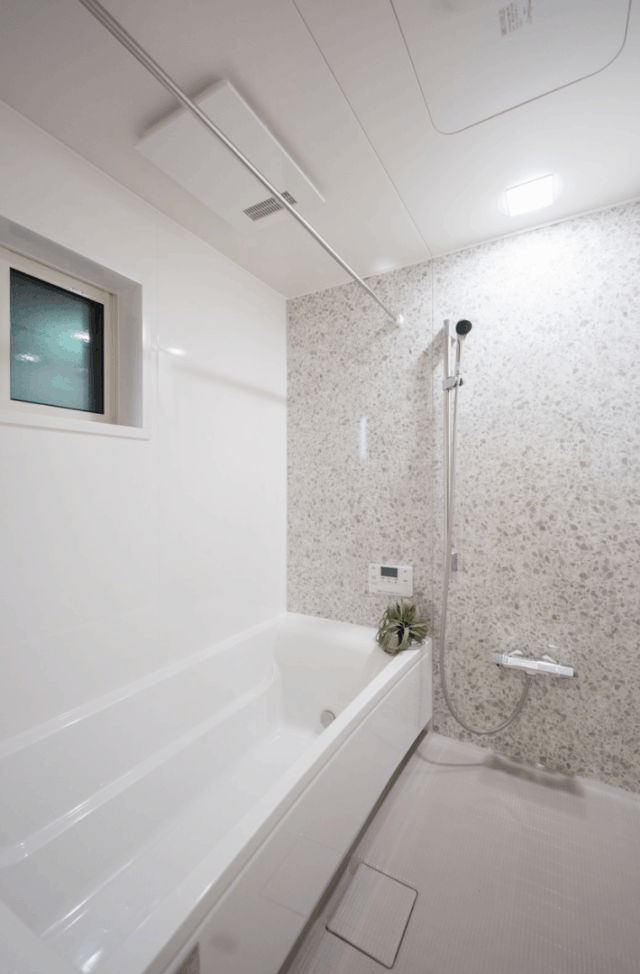 陰影が映える立体的な外観の全室に光が届く2階建て - タカスギ - 浴室