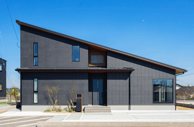 重厚感のあるブラック外壁と片流れ屋根が際立つモダンな佇まいの平屋 - タカスギ - 外観