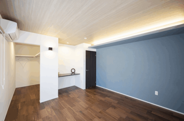 重厚感のあるブラック外壁と片流れ屋根が際立つモダンな佇まいの平屋 - タカスギ - 洋室・WIC