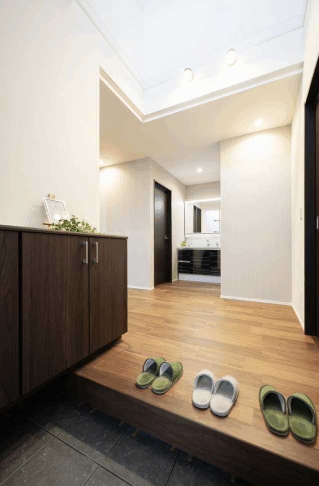 重厚感のあるブラック外壁と片流れ屋根が際立つモダンな佇まいの平屋 - タカスギ - 玄関