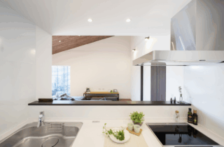 重厚感のあるブラック外壁と片流れ屋根が際立つモダンな佇まいの平屋 - タカスギ - キッチン